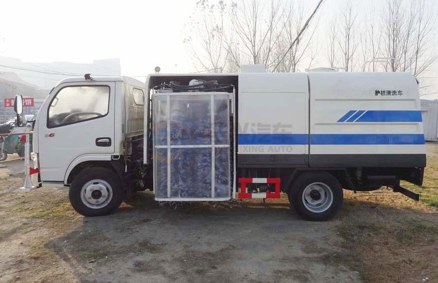 東風(fēng)多利卡護(hù)欄清洗車