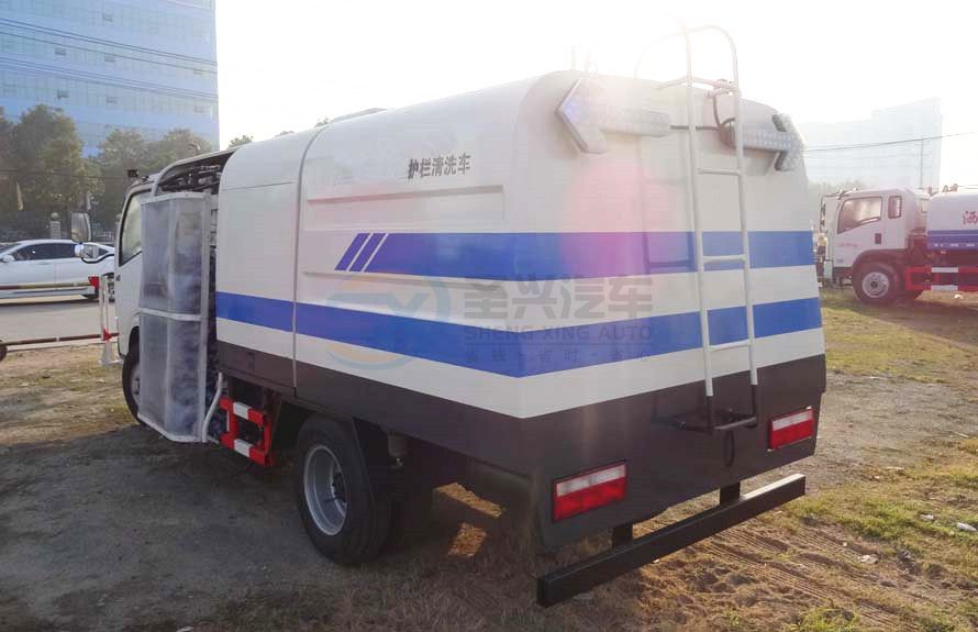 東風(fēng)多利卡護(hù)欄清洗車