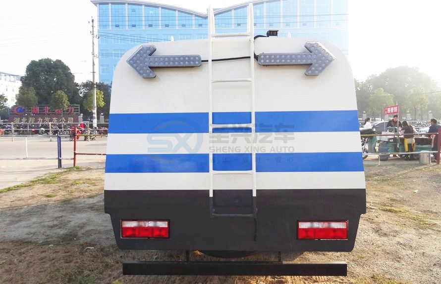 東風(fēng)多利卡護(hù)欄清洗車