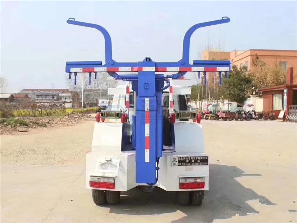 東風逸圖拖吊聯(lián)體清障車