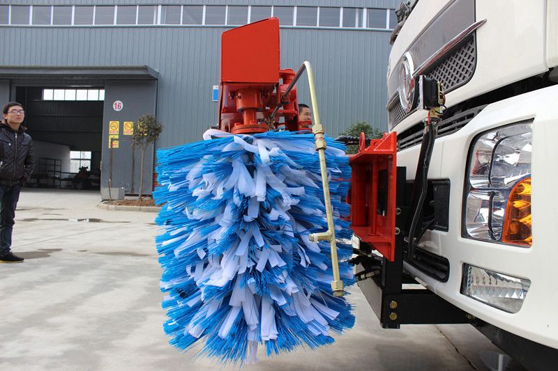 東風(fēng)天錦護(hù)欄清洗車