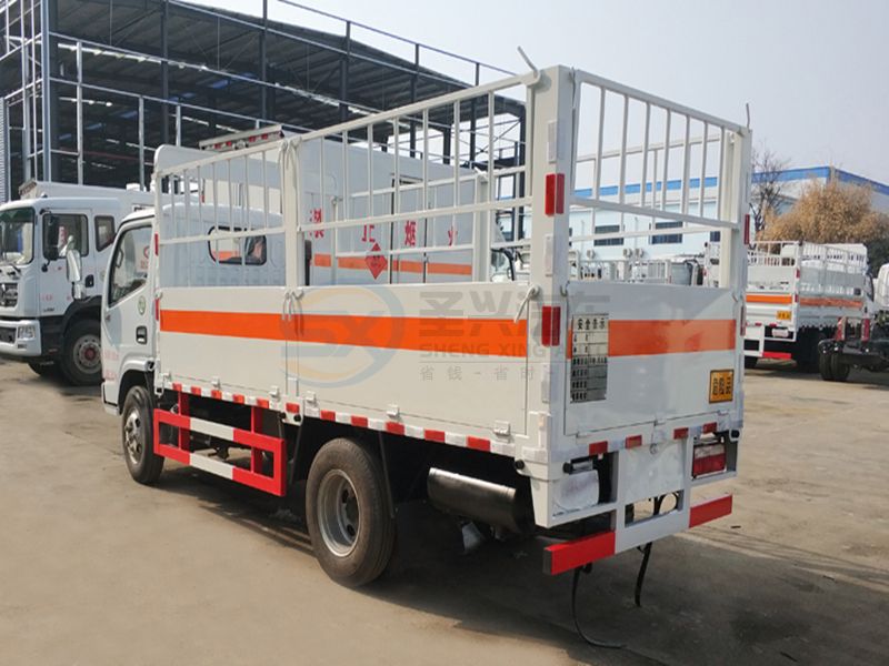 東風(fēng)多利卡4米氣瓶運輸車