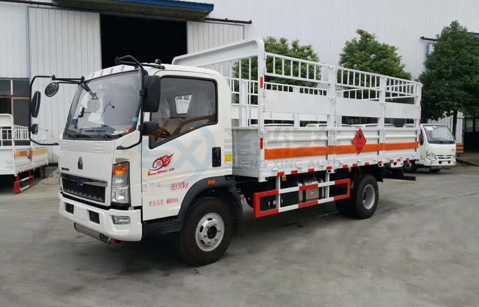 重汽豪沃5米1倉柵式氣瓶運(yùn)輸車