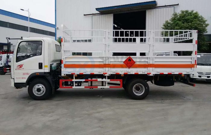 重汽豪沃5米1倉(cāng)柵式氣瓶運(yùn)輸車