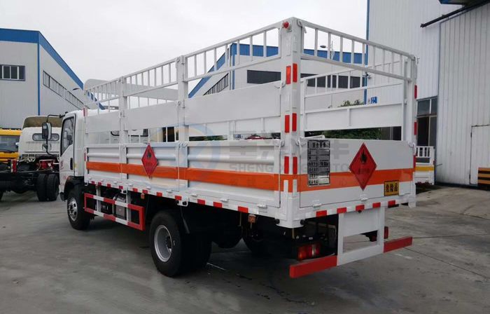 重汽豪沃5米1倉(cāng)柵式氣瓶運(yùn)輸車