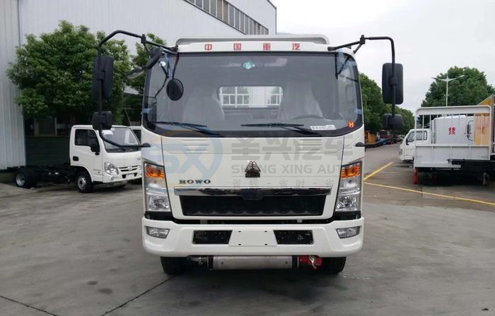 重汽豪沃5米1倉(cāng)柵式氣瓶運(yùn)輸車