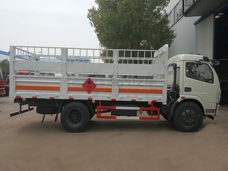 東風(fēng)多利卡5.1米氣瓶運(yùn)輸車(chē)