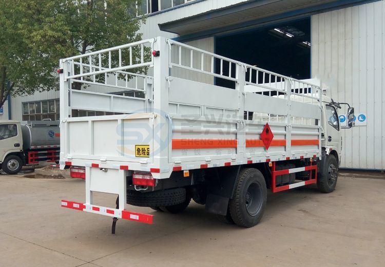 東風(fēng)多利卡5.1米氣瓶運(yùn)輸車(chē)