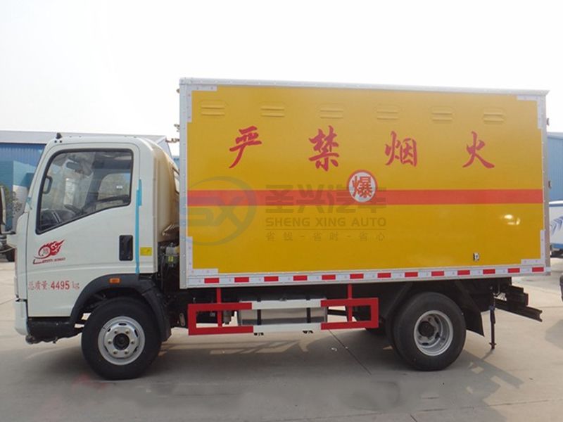 重汽豪沃4米1爆破器材運(yùn)輸車(chē)