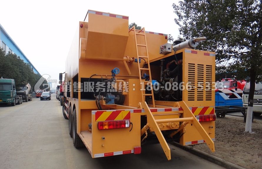 重汽HOWO后雙橋稀漿封層車