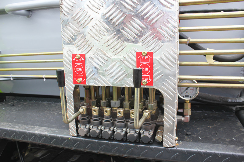 東風(fēng)D6小多利卡4方餐廚垃圾車(chē)