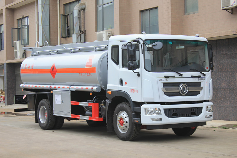 東風(fēng)多利卡D9運(yùn)油車(chē)