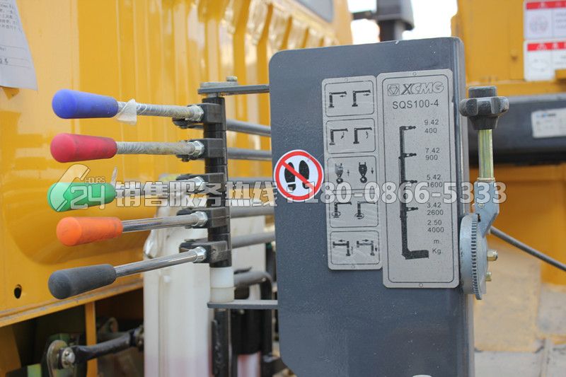 東風多利卡D7一拖二清障車-帶徐工3.2噸吊機