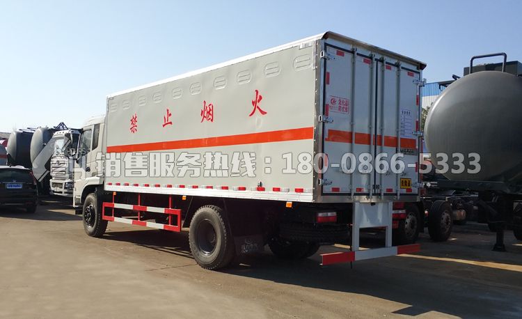 東風(fēng)專底6米2易燃液體廂式運(yùn)輸車