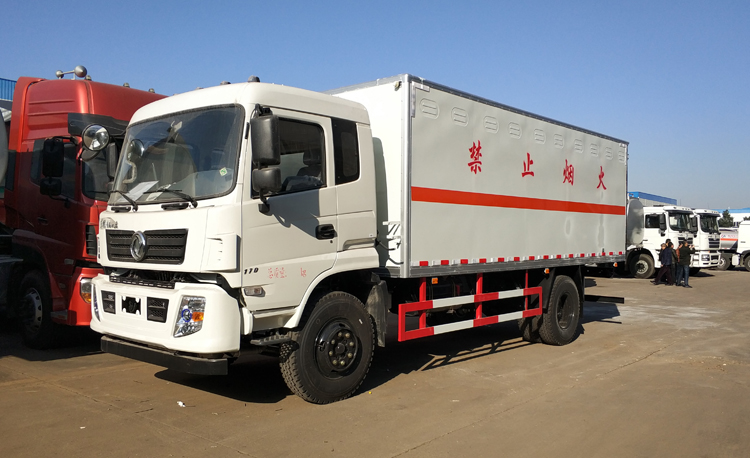 東風(fēng)專底6米2易燃液體廂式運(yùn)輸車