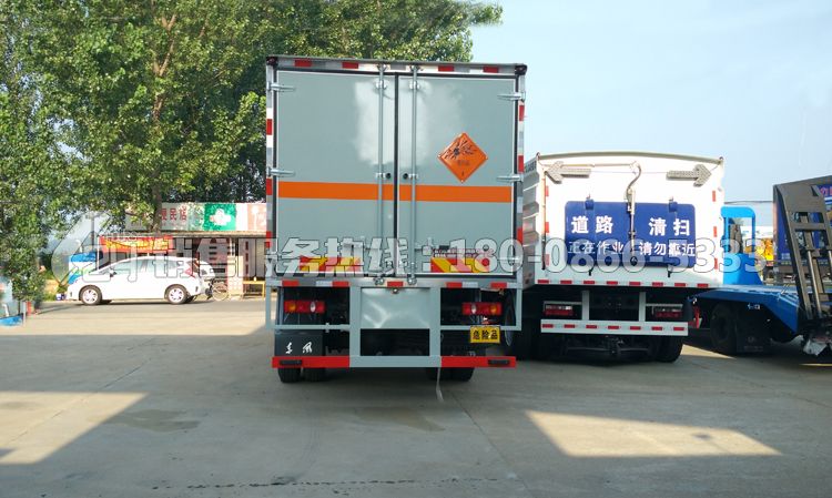 東風(fēng)天錦6米5易燃液體廂式運輸車