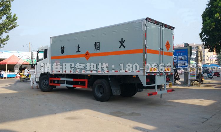 東風(fēng)天錦6米5易燃液體廂式運輸車