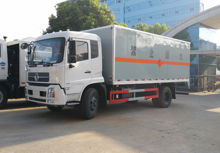 東風(fēng)天錦6米5易燃液體廂式運(yùn)輸車