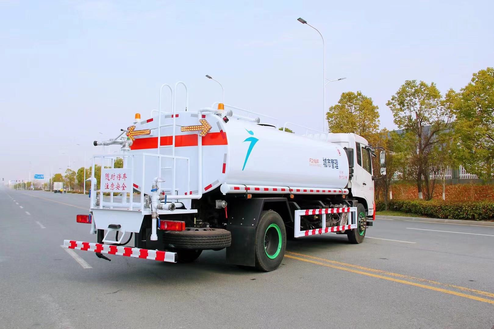 東風(fēng)天錦15方灑水車