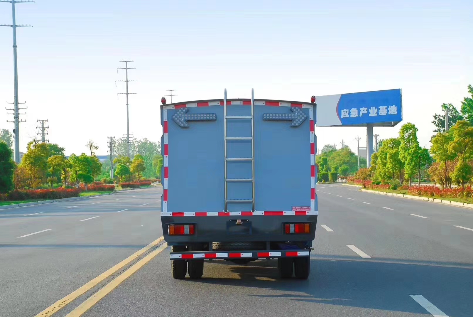 江鈴順達(dá)護(hù)欄清洗車(chē)