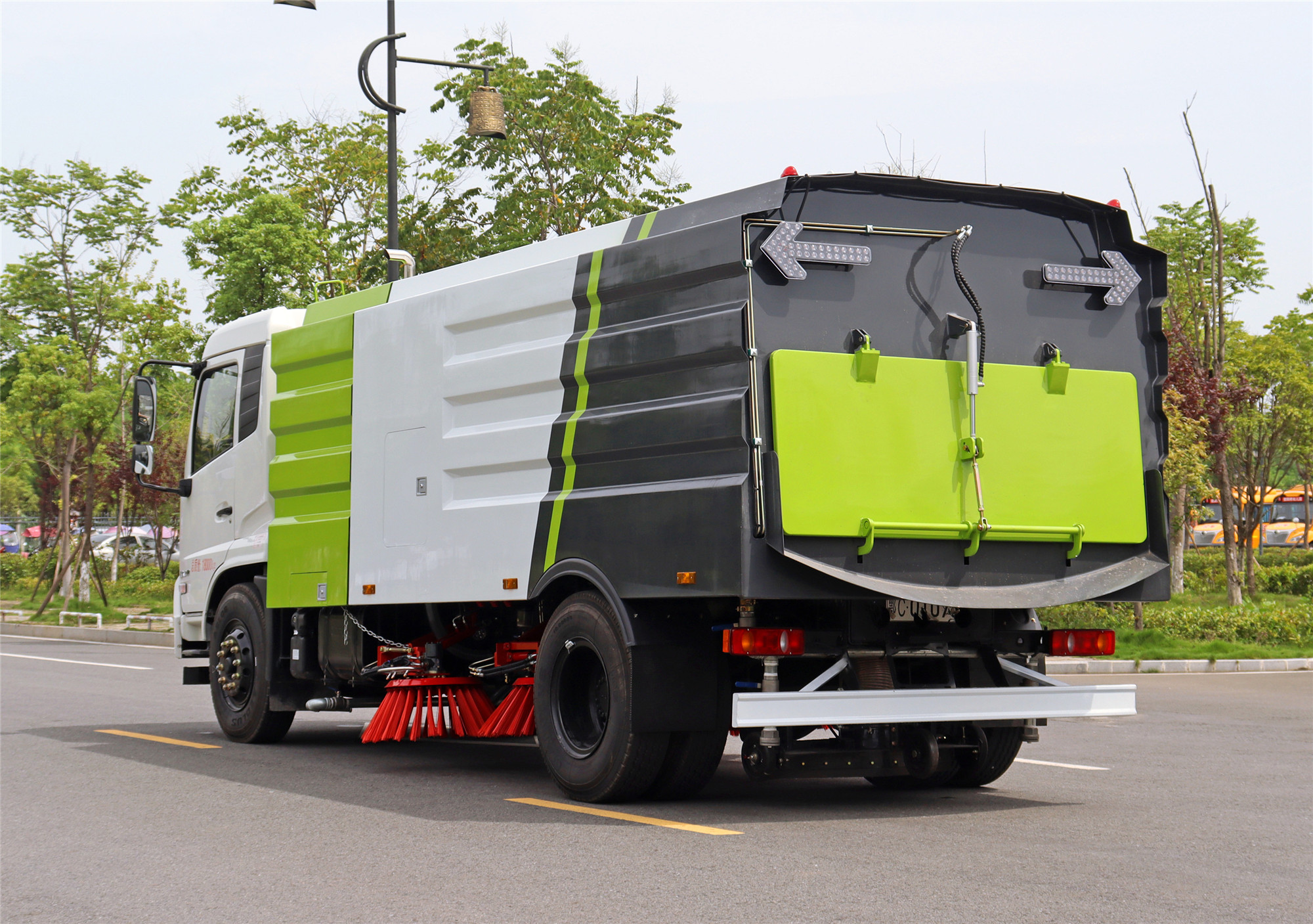 東風(fēng)天錦掃路車4+8方