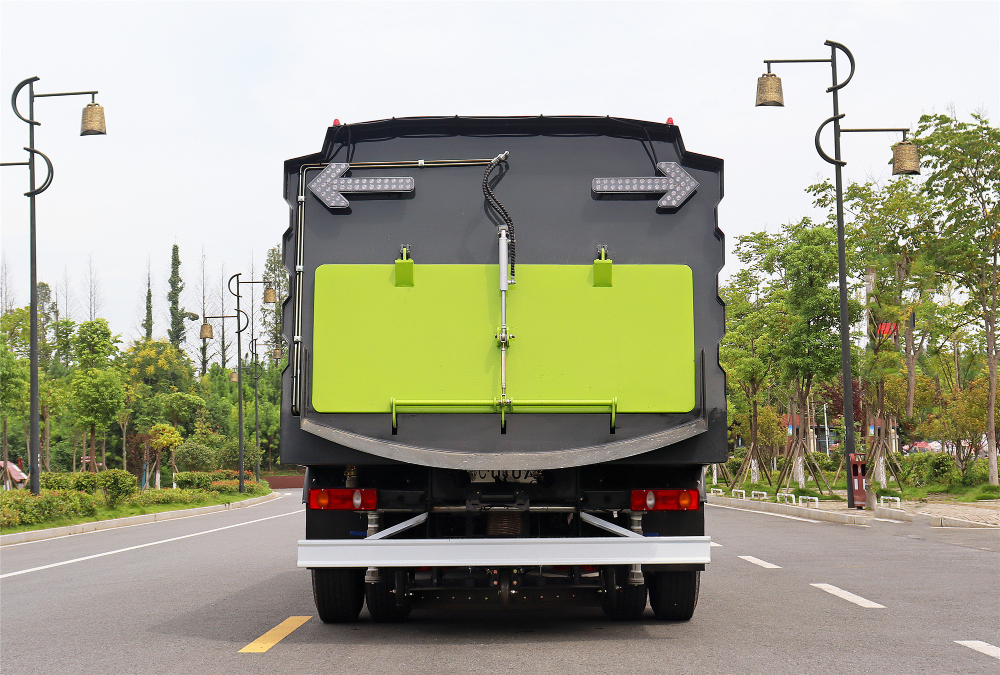 東風(fēng)天錦掃路車4+8方