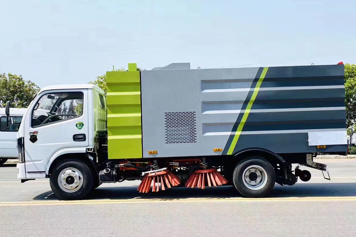 東風(fēng)多利卡掃路車1.5+4方