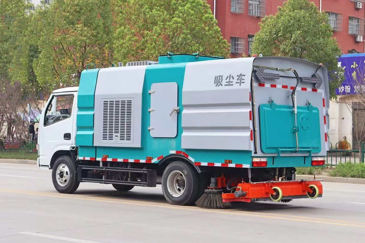 東風(fēng)多利卡吸塵車1+4方（國(guó)三款）