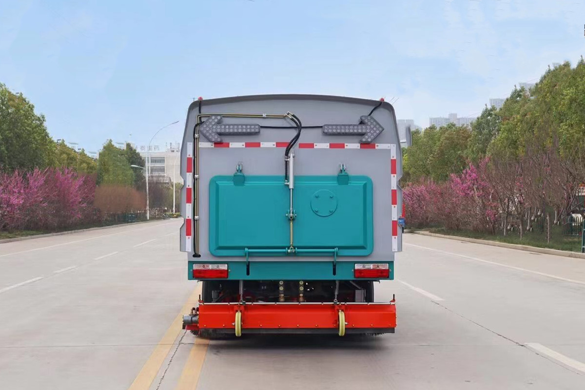 東風(fēng)多利卡吸塵車1+4方（國(guó)三款）