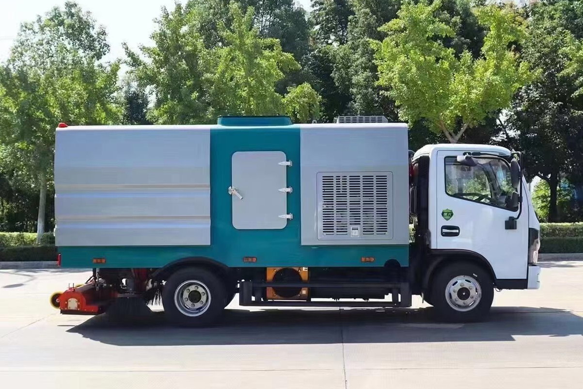 東風多利卡后置吸塵車1+4方