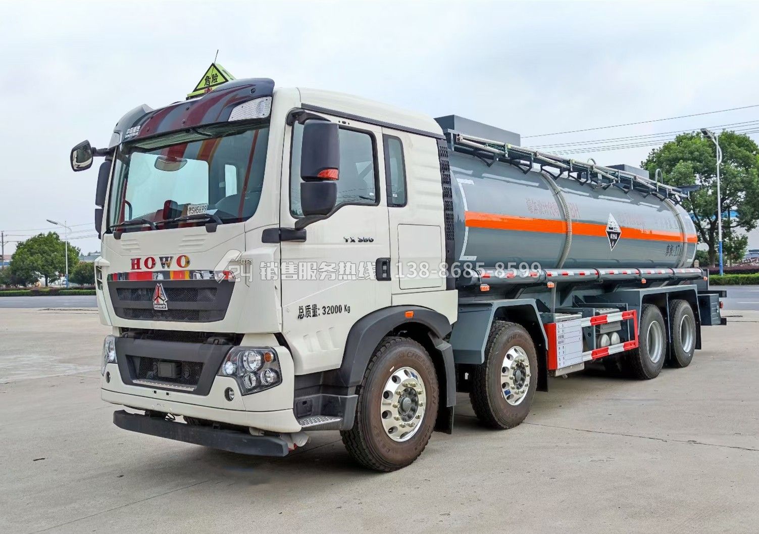 重汽豪沃TG5前四后八腐蝕性罐式車17.8方