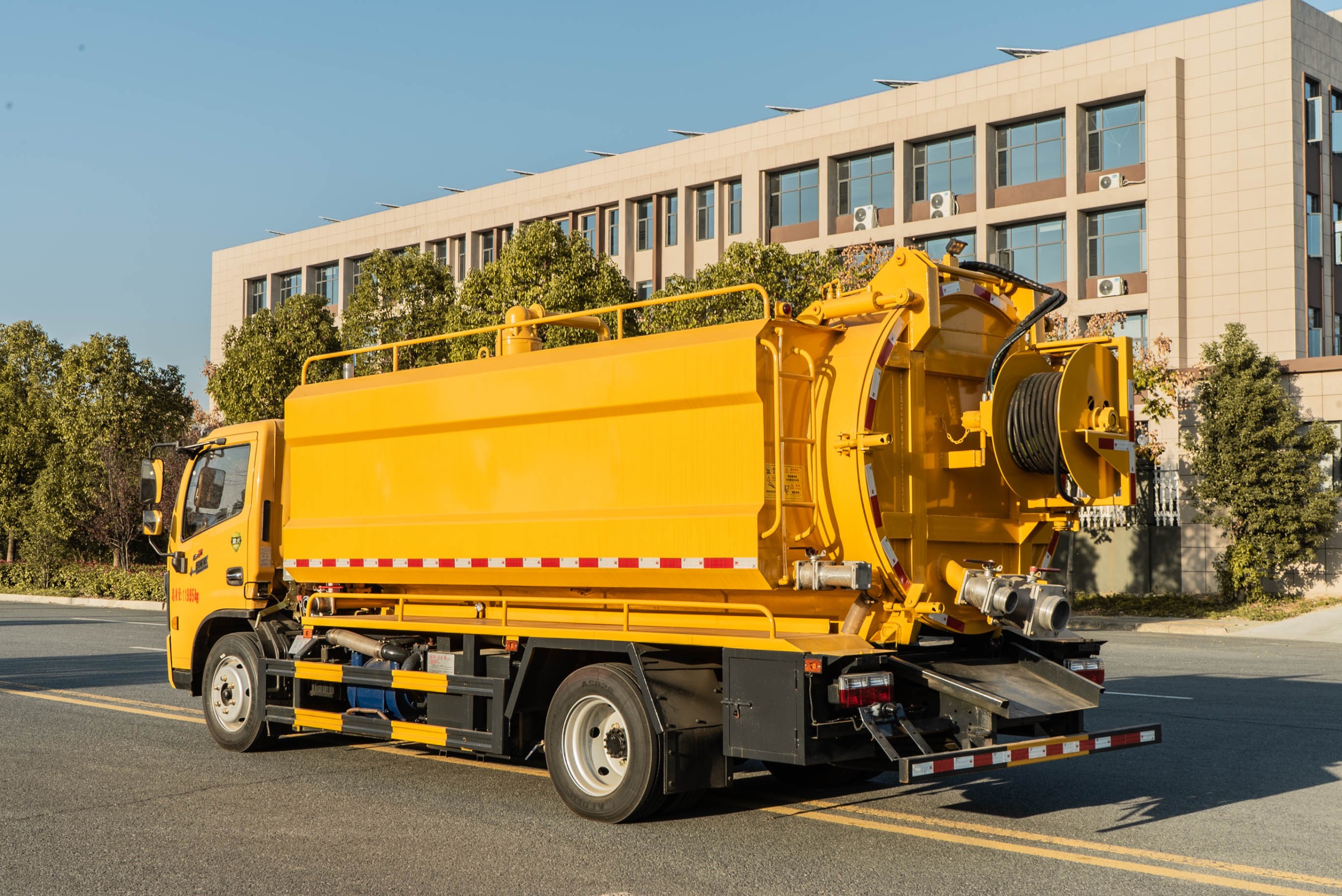 國六-東風多利卡D7清洗吸污車9方