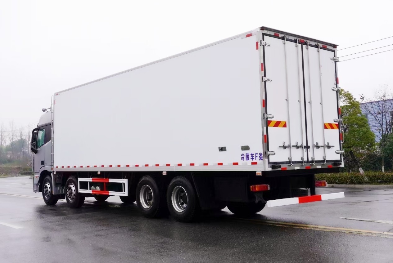福田歐曼EST高頂雙臥冷藏車9.6米