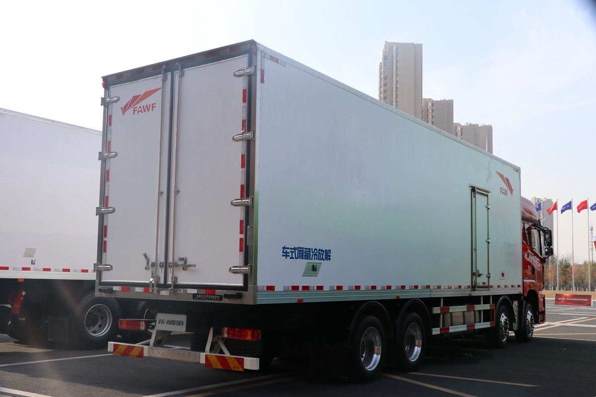 解放JH6冷藏車9.6米