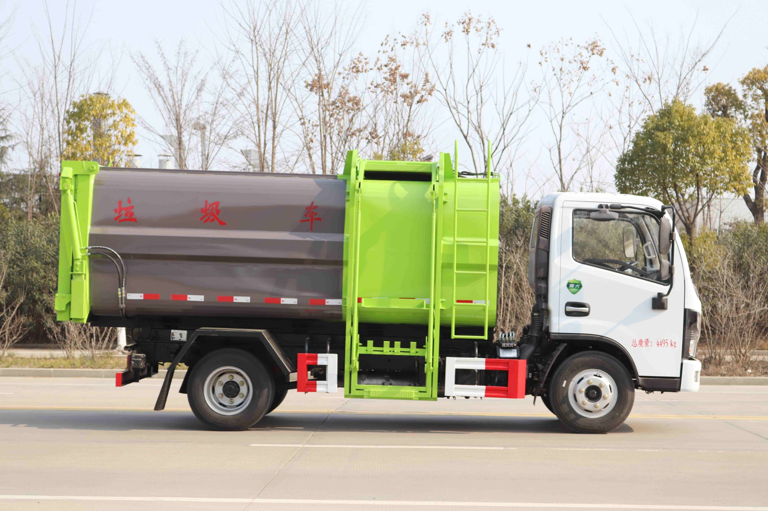 東風(fēng)多利卡側(cè)裝掛桶壓縮式垃圾車7方