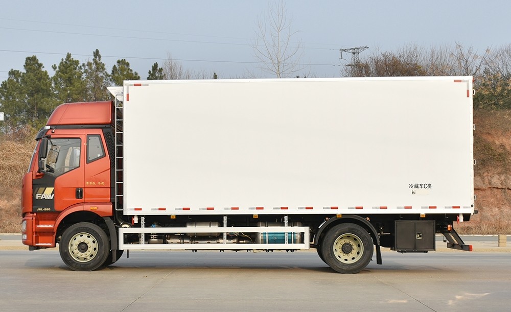 解放J6L精英版高頂雙臥冷藏車7米6