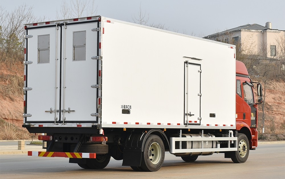 解放J6L精英版高頂雙臥冷藏車7米6