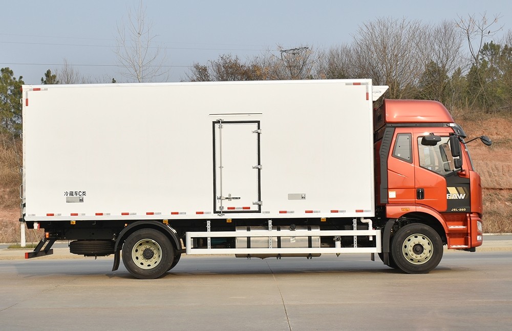 解放J6L精英版高頂雙臥冷藏車7米6
