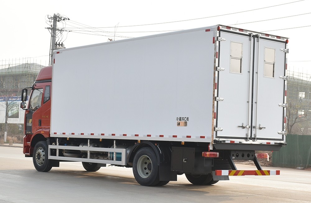 解放J6L精英版高頂雙臥冷藏車7米6