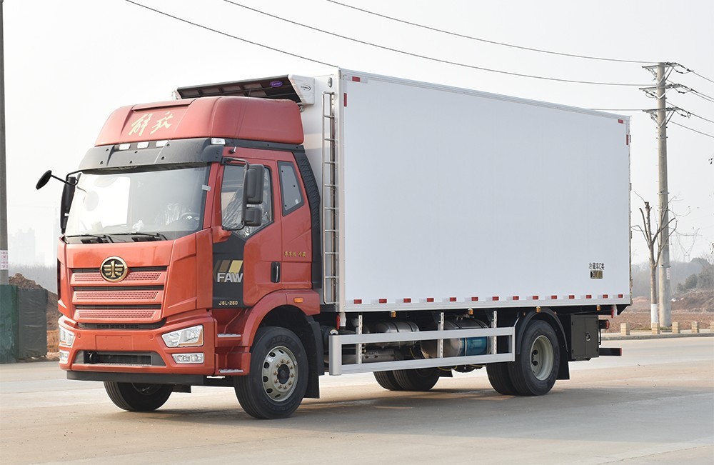 解放J6L精英版高頂雙臥冷藏車7米6