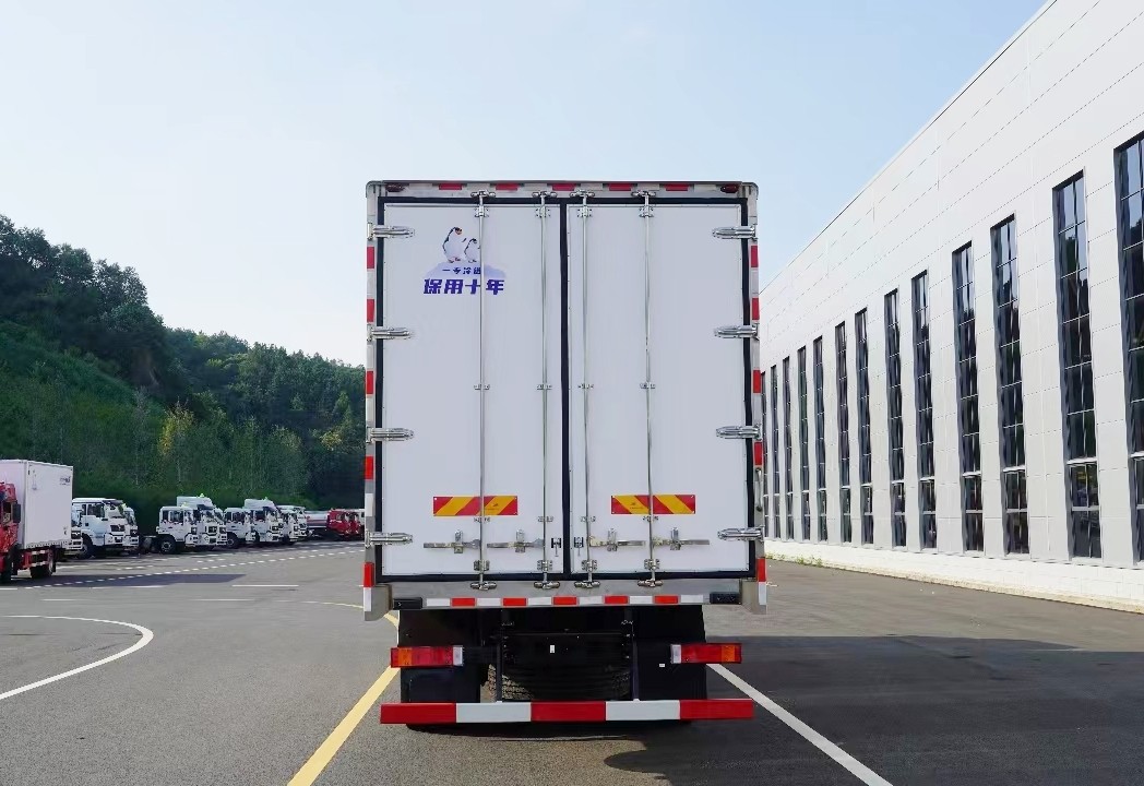 東風天龍KL前四后四冷藏車9.6米