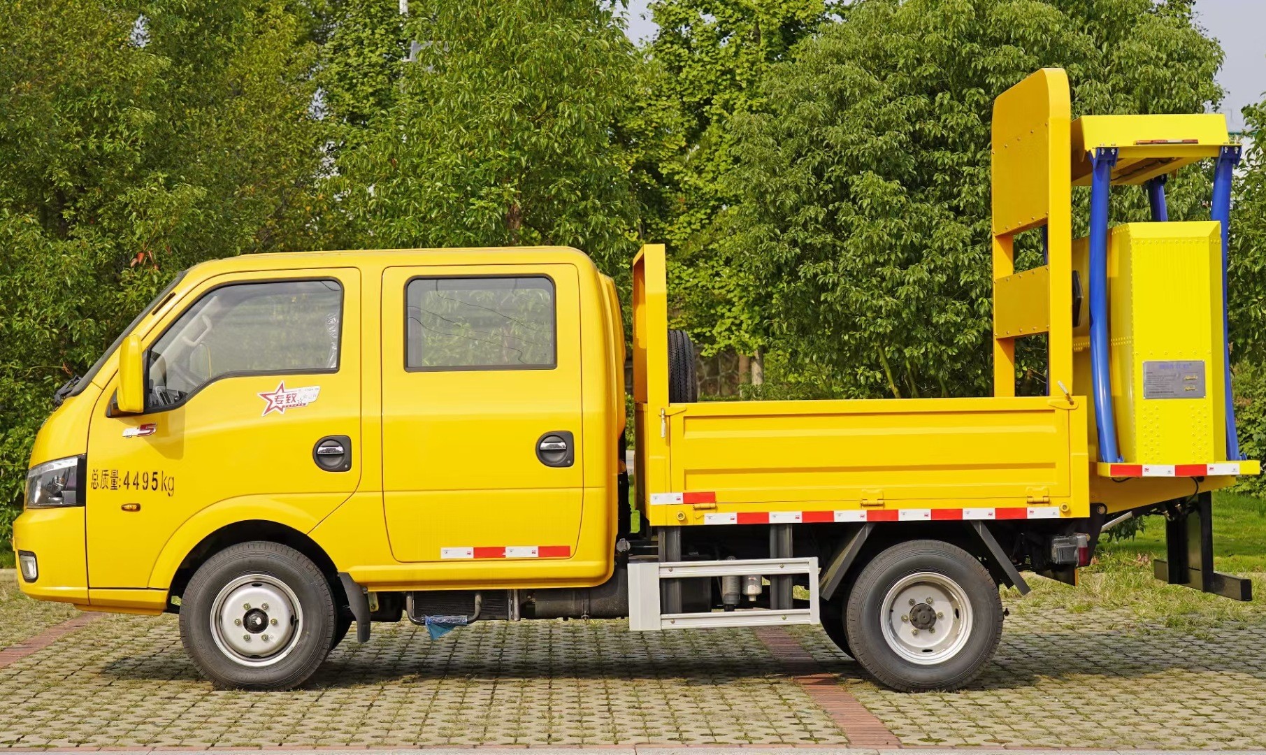 東風(fēng)途逸藍(lán)牌防撞緩沖車70K