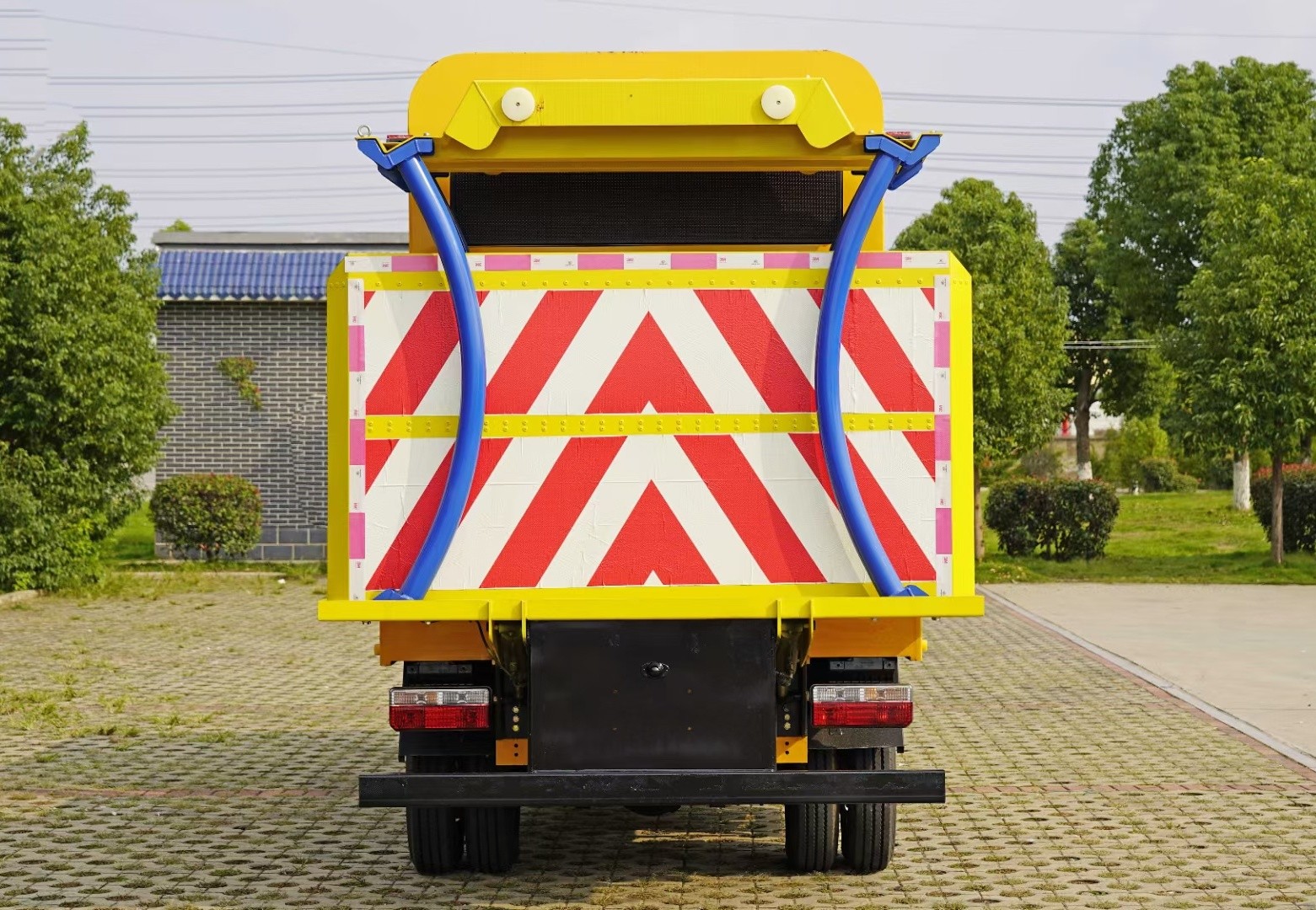 東風(fēng)途逸藍(lán)牌防撞緩沖車70K