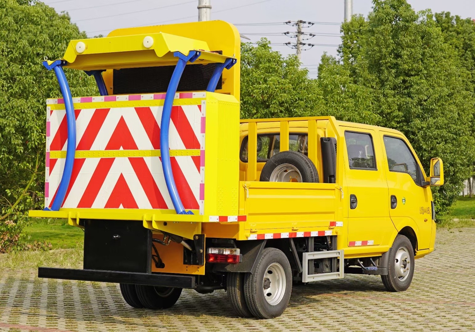 東風(fēng)途逸藍(lán)牌防撞緩沖車70K