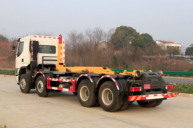 柳汽8x4車廂可卸式垃圾車25噸