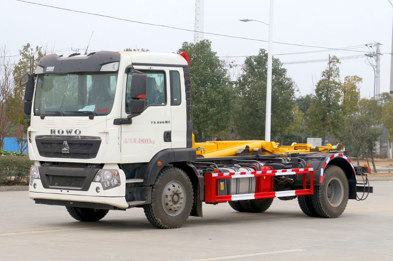 重汽豪沃勾臂垃圾車 12方