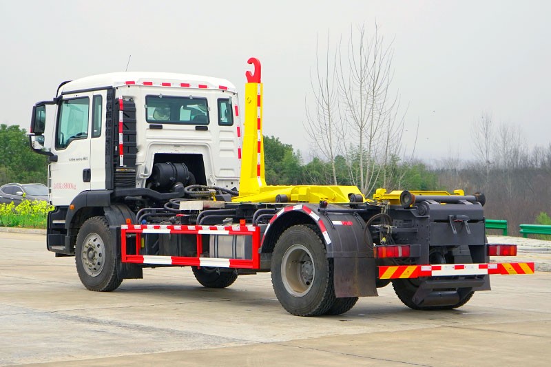 重汽汕德卡勾臂垃圾車 12方