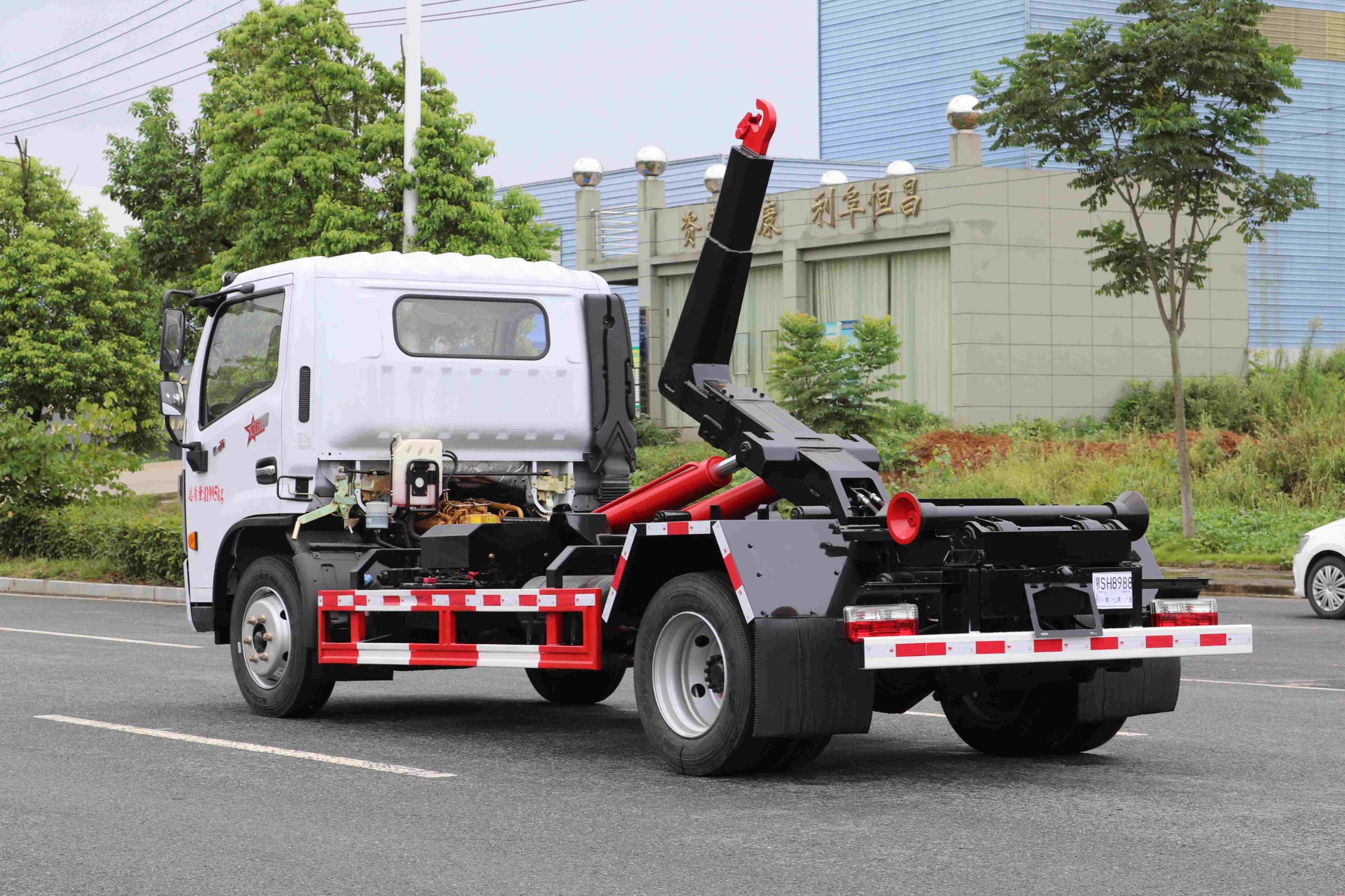 東風(fēng)多利卡D7鉤臂垃圾車 7方(可拉建筑垃圾箱)  