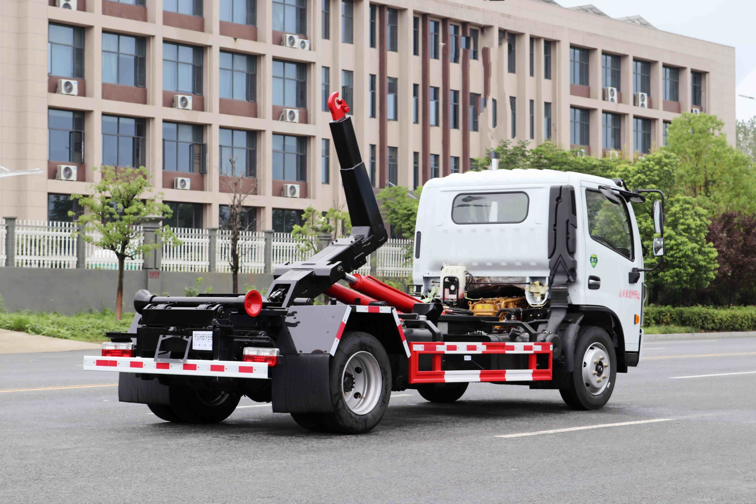 東風(fēng)多利卡D7鉤臂垃圾車 7方(可拉建筑垃圾箱)  