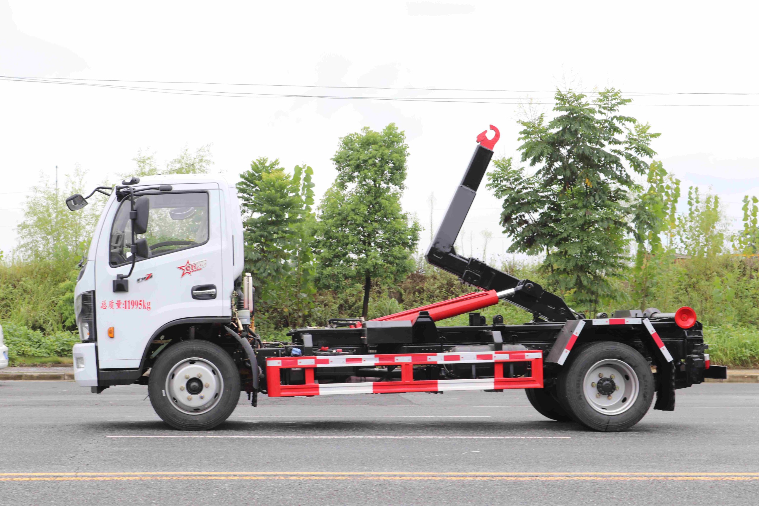 東風(fēng)多利卡D7鉤臂垃圾車 7方(可拉建筑垃圾箱)  